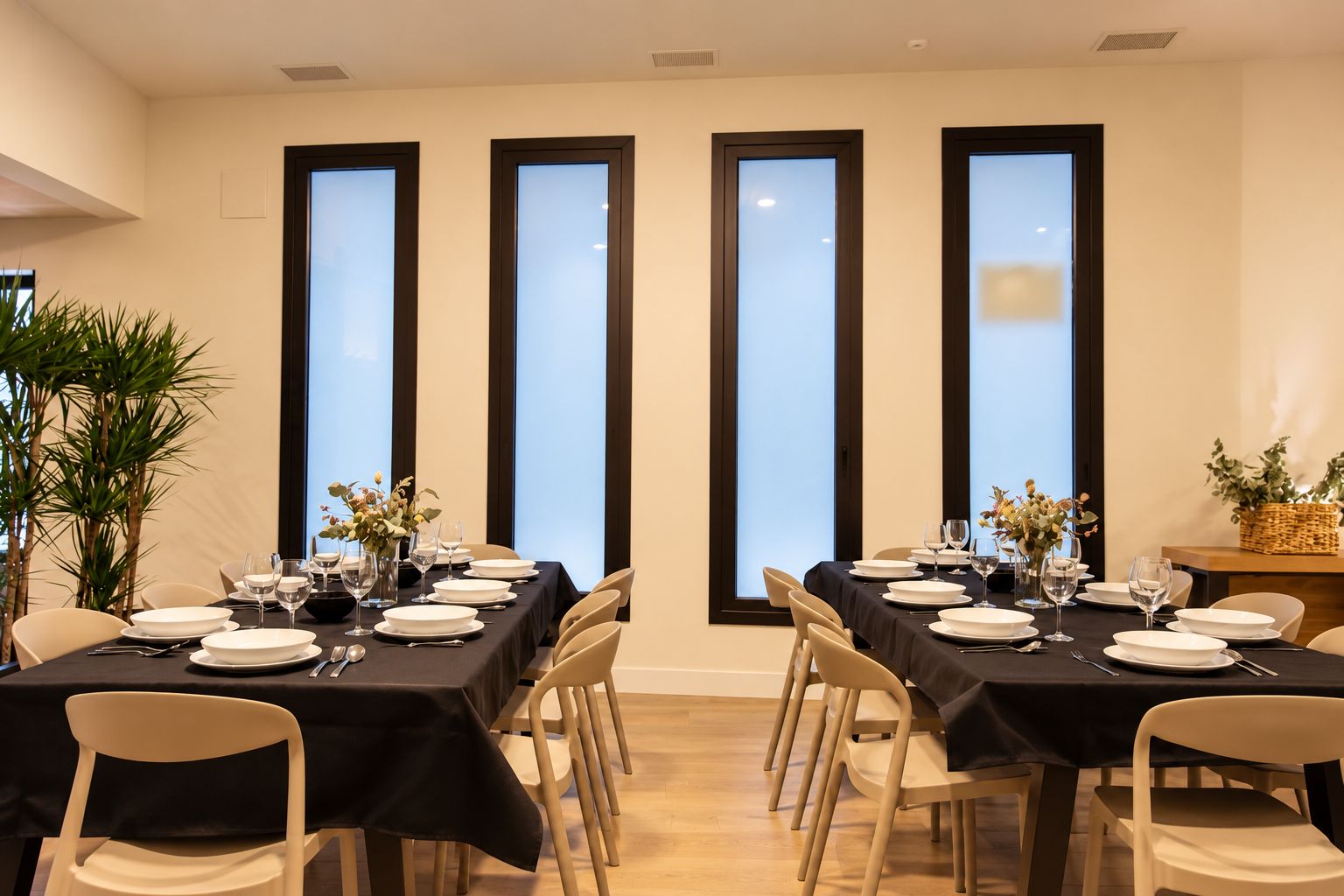 Comedor con mesas para 50 comensales