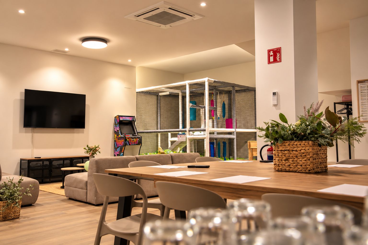 Vista del txoko con el comedor, la zona de estar y el parque de bolas